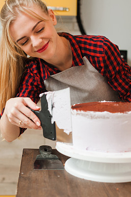 女孩在厨房做甜点。图片下载