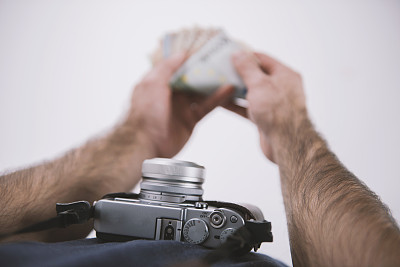 摄影师赚钱与他的工作概念。图片下载