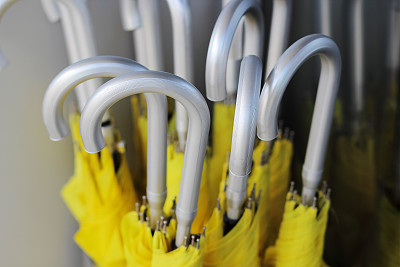 银色把手的黄色雨伞，俯视图，水平照片图片下载