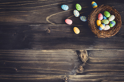 彩蛋复活节在巢木背景与copyspace。图片下载