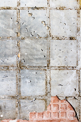 旧瓷砖的背面有粘合剂。抽象的背景图片下载