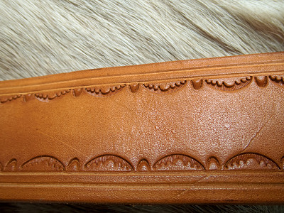 鹿皮上的工具皮带图片下载