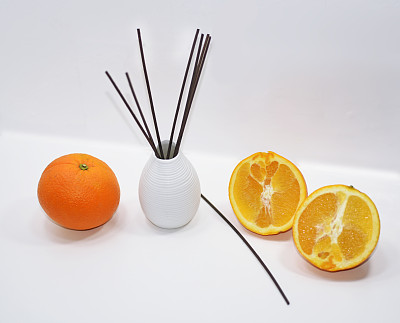 香枝插在白色陶瓷花瓶里。图片下载