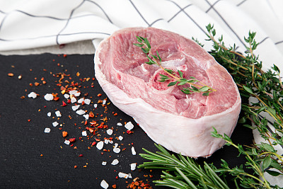 香草调味生火鸡肉牛排素材图片