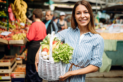 一个漂亮女人拿着购物篮的肖像素材图片