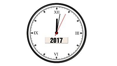 圆墙上的时钟与新年2017 -孤立上的白色图片下载