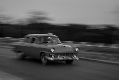 一辆古巴的士在路上图片下载