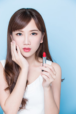 美女拿口红素材图片