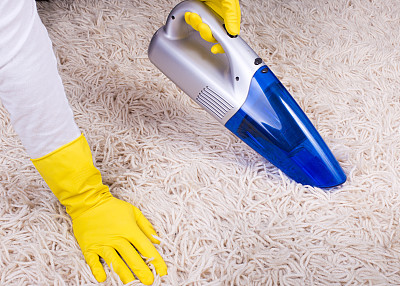 用无绳吸尘器的女人图片下载