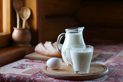 一杯牛奶和面包。图片下载