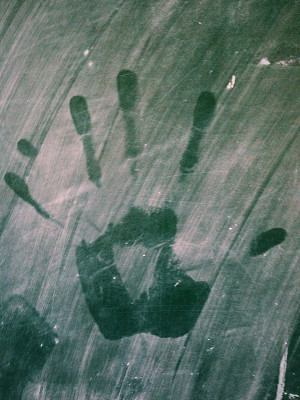 干舷上粉笔灰上的手印图片下载