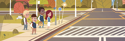 在人行横道上等待绿灯过马路的一群学童图片下载