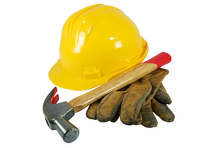 黄色安全帽，旧皮手套和一把锤子图片下载