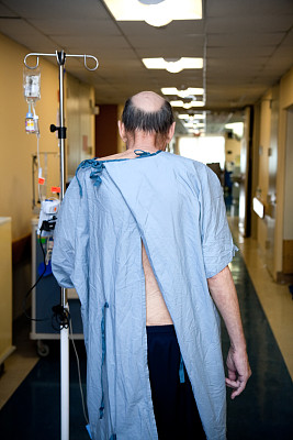 病人走在医院的地板上图片下载