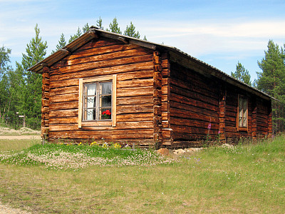 春天的挪威小木屋图片下载