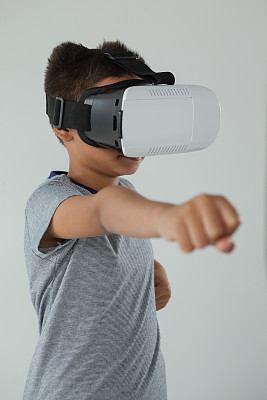 学生使用虚拟现实头盔图片下载