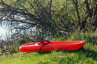一艘儿童皮艇停在湖边图片下载