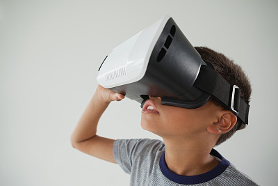 学生使用虚拟现实头盔图片下载