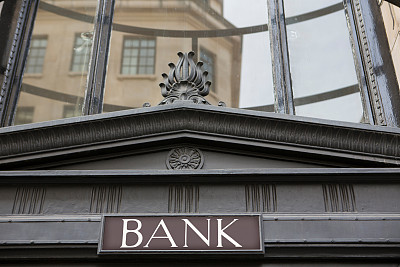 银行大楼外的标志图片下载