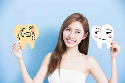 女人取可爱的牙齿图片下载