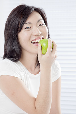 年轻女子吃苹果素材图片