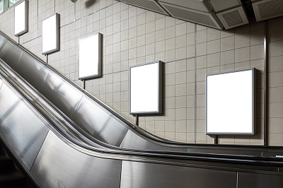 空白广告牌位于地下大厅或地铁的广告，模型概念，低光速快门素材图片