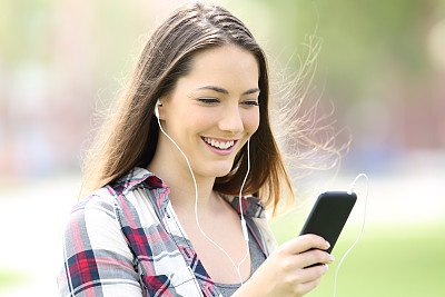 十几岁的女孩用耳塞听音乐图片下载