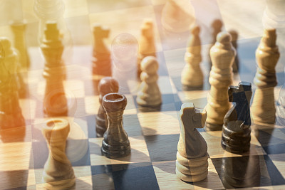 商业概念投资和财务顾问的国际象棋对战（虚化照片，带文案空间和叠加效果）图片下载