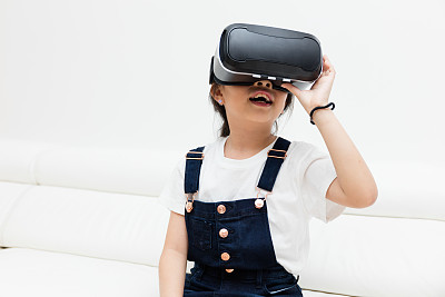 亚洲华人小女孩在家体验虚拟现实图片下载
