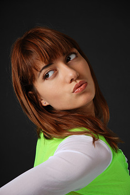 女性肖像在黑暗的背景，特写图片下载