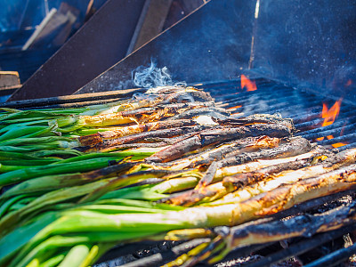 烧烤时冒出烟的卡尔科特人图片下载