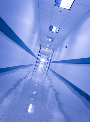 倾斜的走廊图片下载