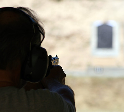 射击手瞄准目标图片下载