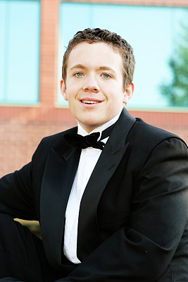 盛装打扮的年轻人图片下载