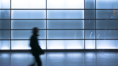 小男孩走图片下载