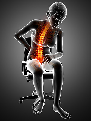 女性感到背部疼痛图片下载