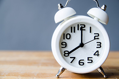 桌子上的复古闹钟。照片在复古的彩色图像风格图片下载