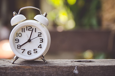 桌子上的复古闹钟。照片在复古的彩色图像风格图片下载