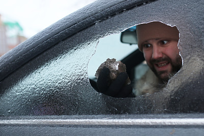 人用一块小石头把汽车玻璃打碎了图片下载