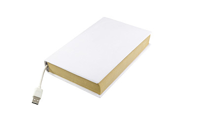 带有白色USB连接器的空白笔记本图片下载