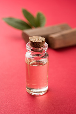 檀香或檀香粉配传统的研钵、檀香棒、香水或香油和绿叶。有选择性的重点图片下载