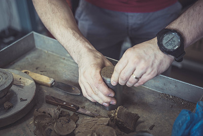 工程师为实验室试验准备土样以确定抗剪强度图片下载