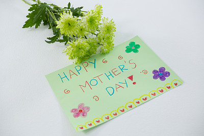 特写的快乐母亲节贺卡与鲜花图片下载