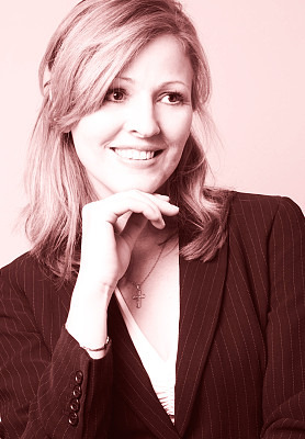 微笑的女商人与玫瑰色调图片下载