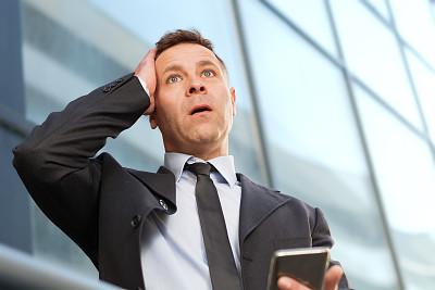 一脸震惊的商人图片下载