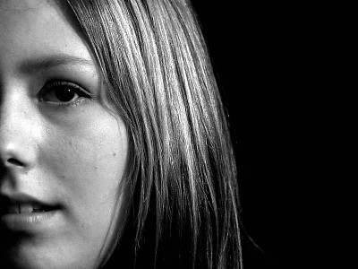 女士-黑与白图片下载