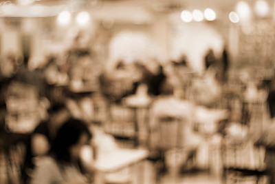 模糊抽象背景的人在食品博览会图片下载