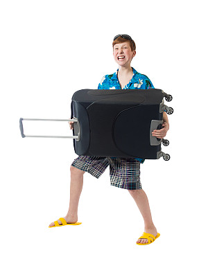 一个穿着衬衫和短裤的小男孩拿着一个手提箱，在白色的背景下高兴地大喊图片下载