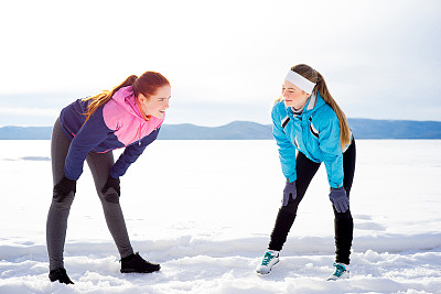 两个女孩锻炼图片下载