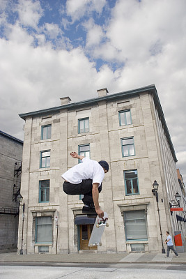 在老蒙特利尔玩滑板图片下载